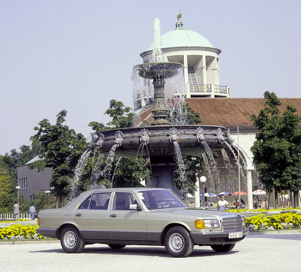 Mercedes-Benz S-Klasse Limousine der Baureihe 126 (1979 bis 1991): Foto auf dem Schlossplatz in Stuttgart.
