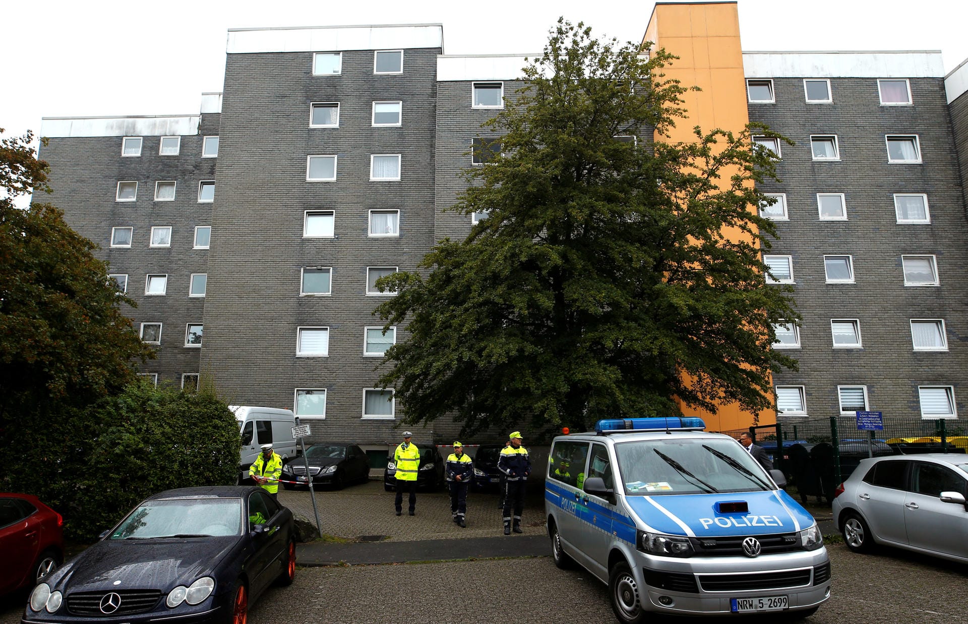 Polizeiautos stehen vor dem Mehrfamilienhaus, in dem die Leichen der Kinder entdeckt worden sind.