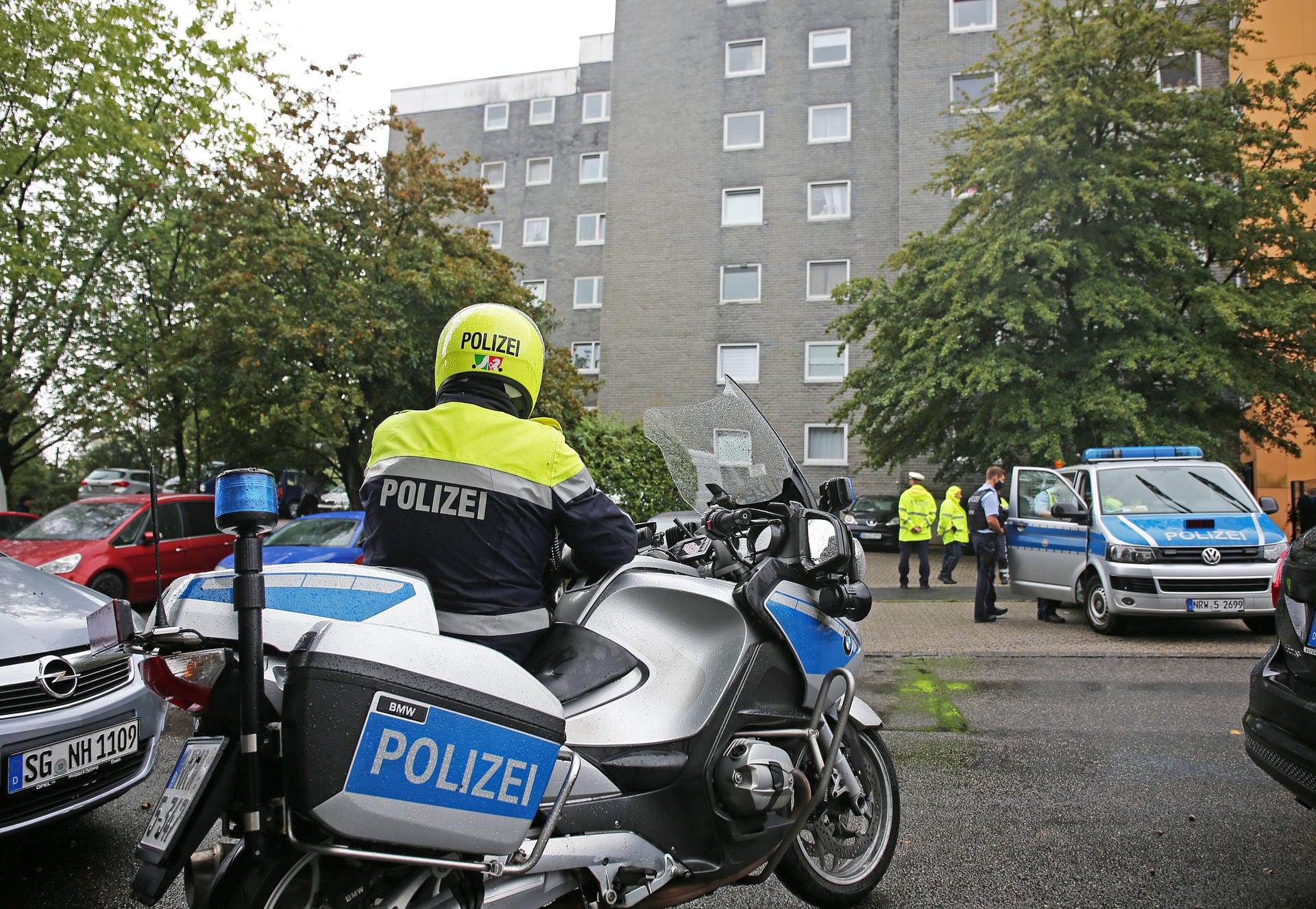 Ein Polizist auf einem Motorrad sichert die Umgebung des Hauses ab, in dem die toten Kinder entdeckt worden sind.