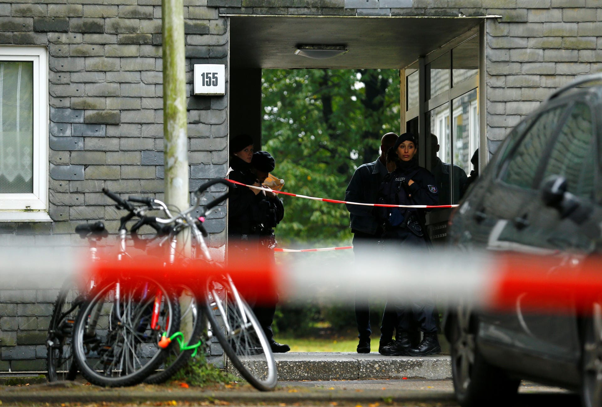 Das Gebäude wird von der Polizei gesichert: Die Mutter der Kinder soll nach der Tat in Düsseldorf auf Bahngleise gesprungen sein.
