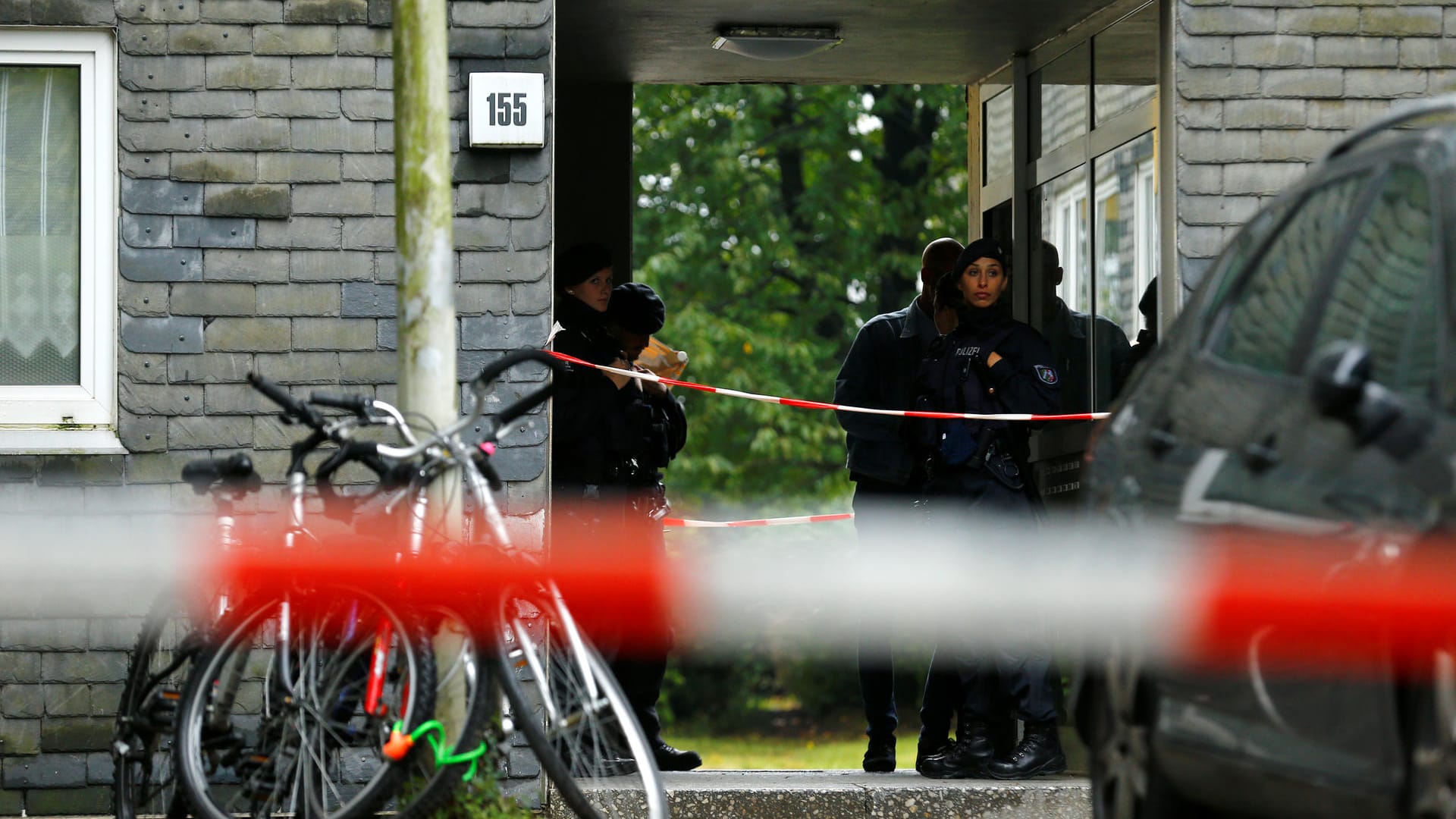 Das Gebäude wird von der Polizei gesichert: Die Mutter der Kinder soll nach der Tat in Düsseldorf auf Bahngleise gesprungen sein.