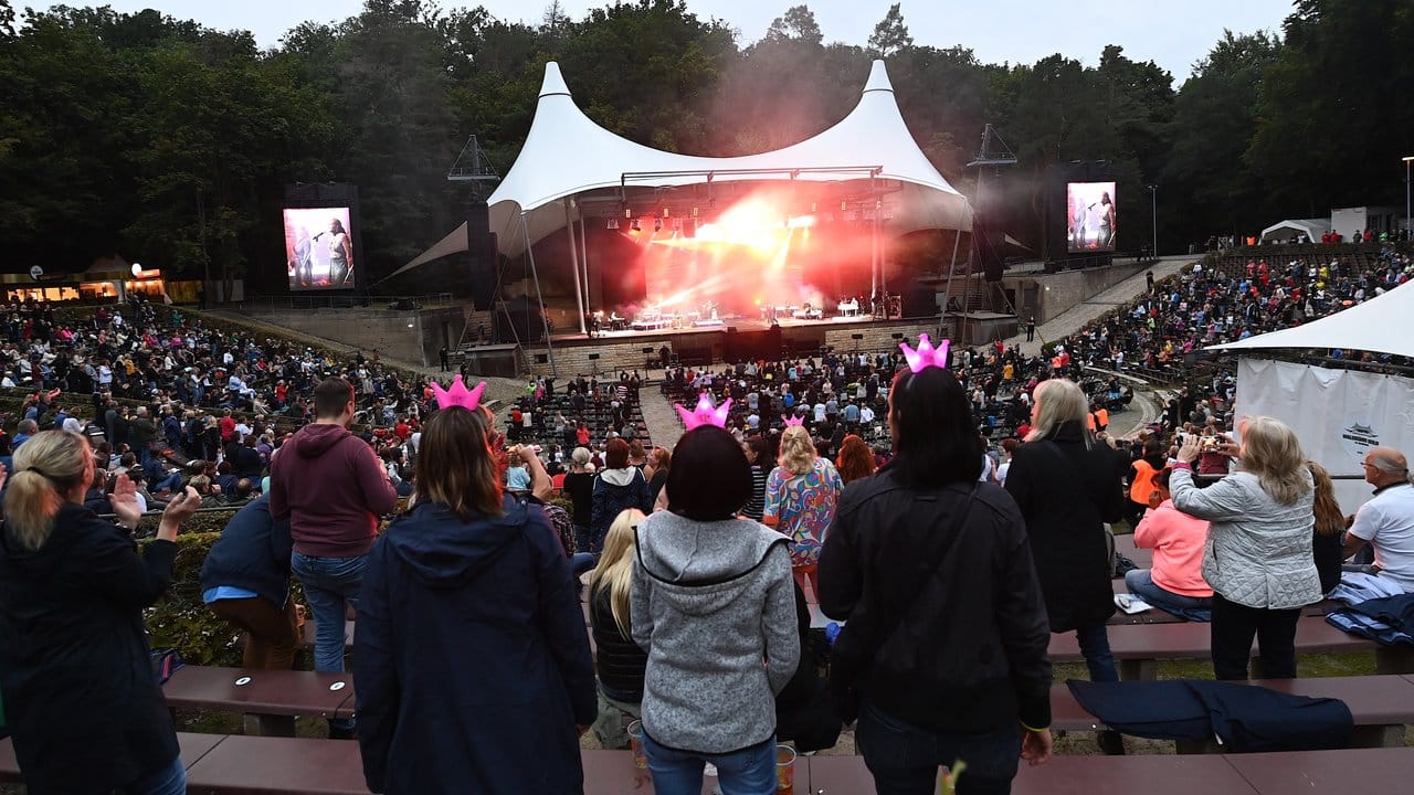 Das Konzert ist der Auftakt einer Reihe in der Berliner Waldbühne mit den jeweils erlaubten 5000 Zuschauern. Das Konzert ist der Auftakt einer Reihe in der Berliner Waldbühne mit den jeweils erlaubten 5000 Zuschauern.