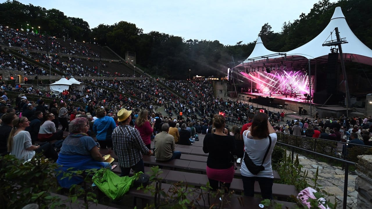 Endlich wieder live: Das Publikum beim Konzert von Roland Kaiser in der Waldbühne. Endlich wieder live: Das Publikum beim Konzert von Roland Kaiser in der Waldbühne.