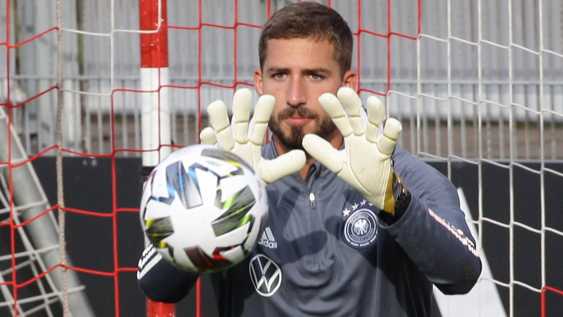 Kevin Trapp: Hütete das Tor, weil Neuer und ter Stegen nicht im Kader standen. Spielte einige Pässe dem Gegner direkt in die Füße. Ein eher unsicherer Auftritt. Und kassierte kurz vor dem Schlusspfiff den Gegentreffer. Note: 4