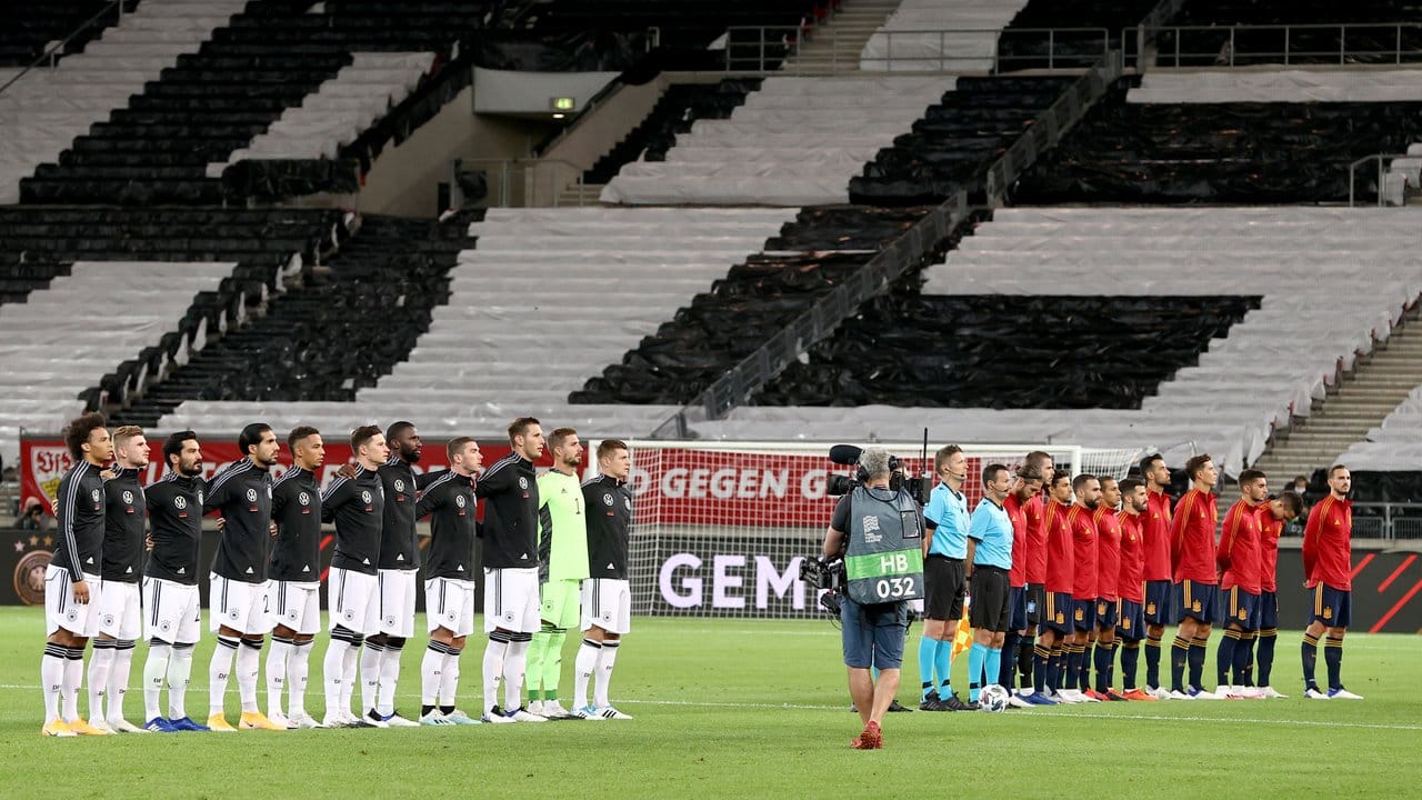 Die beiden Teams lauschen vor Spielbeginn vor leeren Rängen in Stuttgart den Nationalhymnen.