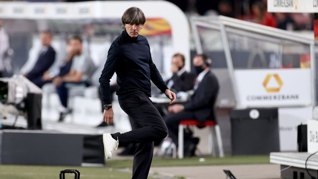 Elegant gestoppt: Bundestrainer Joachim Löw.