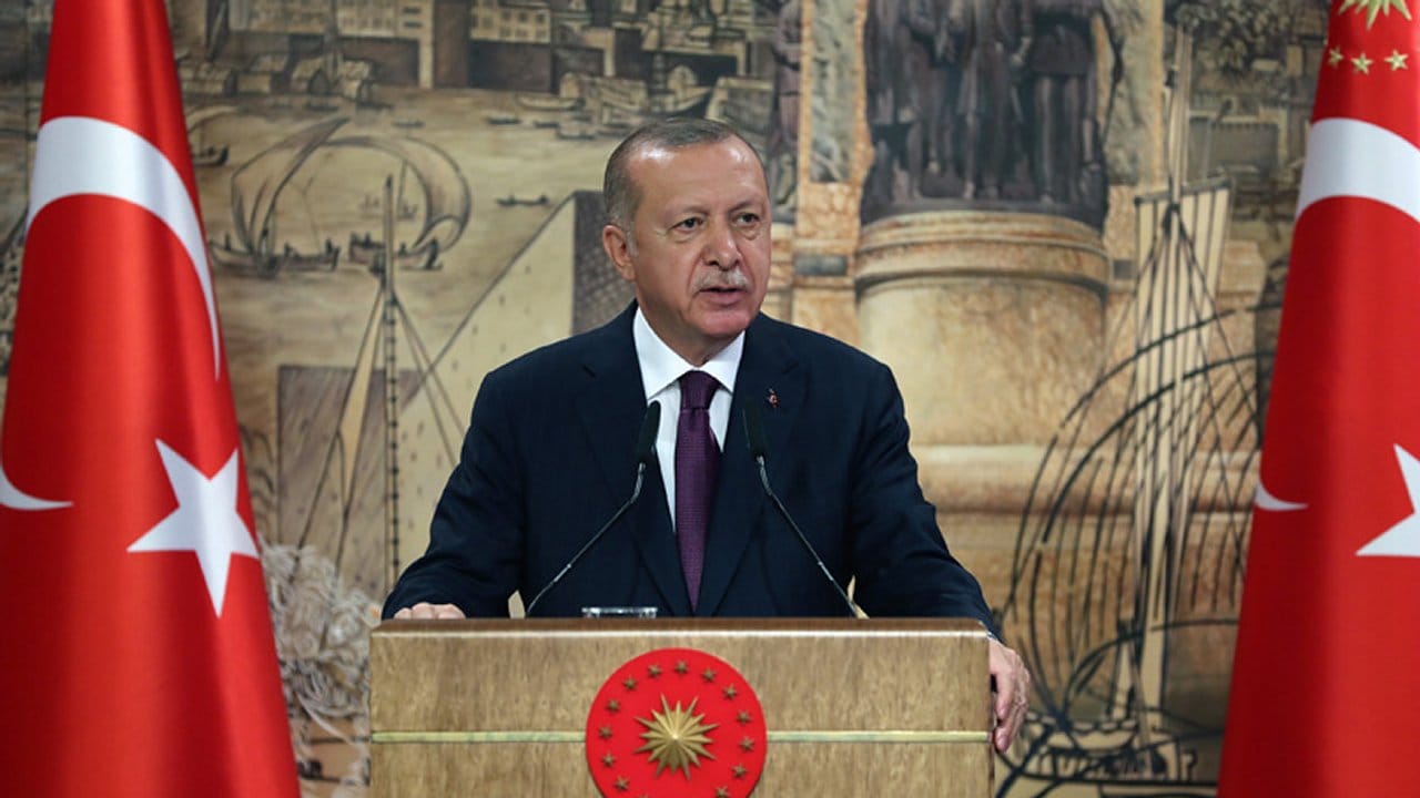 Recep Tayyip Erdogan spricht während einer Pressekonferenz.