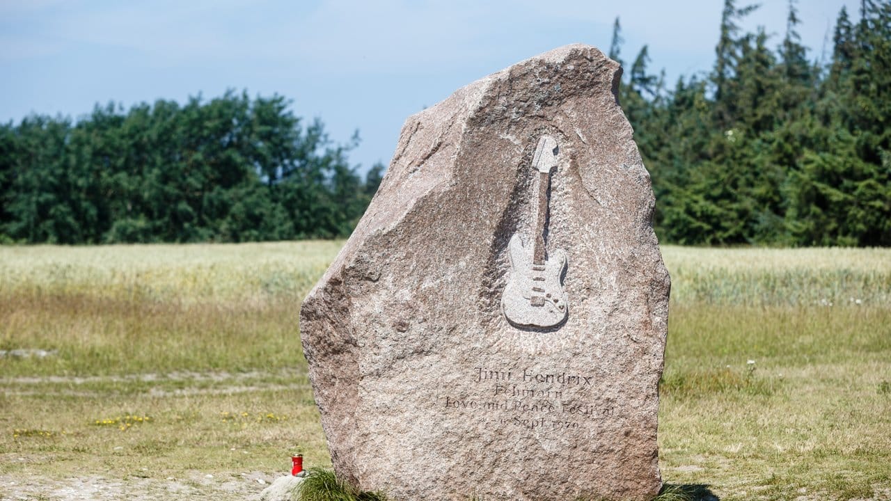 Der Jimmy-Hendrix-Gedenkstein am Flügger Strand auf Fehmarn.