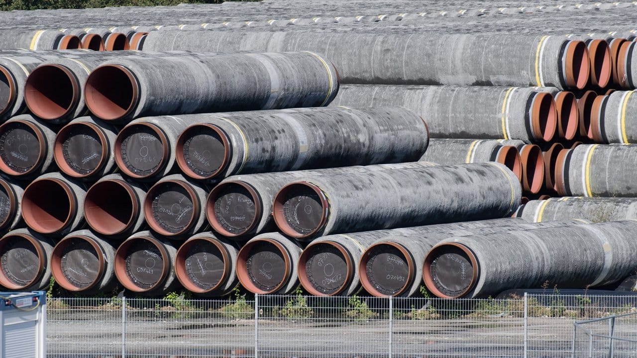 Rohre für die Ostsee-Gaspipeline Nord Stream 2 werden auf dem Gelände des Hafens Mukran bei Sassnitz auf der Insel Rügen gelagert.