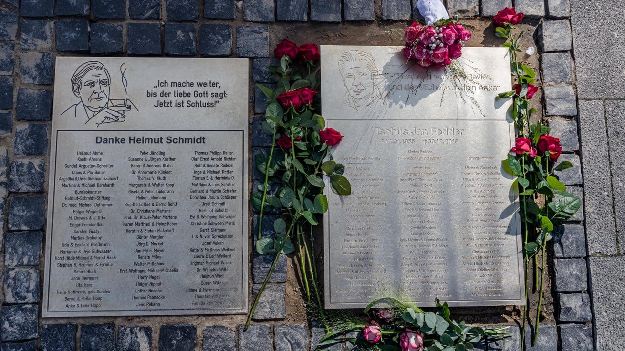 Die Michel-Tafel in Erinnerung an den Hamburger Schauspieler Jan Fedder (r) liegt auf dem Kirchplatz neben der Tafel für den ehemaligen Bundeskanzler Helmut Schmidt. Die Michel-Tafel in Erinnerung an den Hamburger Schauspieler Jan Fedder (r) liegt auf dem Kirchplatz neben der Tafel für den ehemaligen Bundeskanzler Helmut Schmidt.