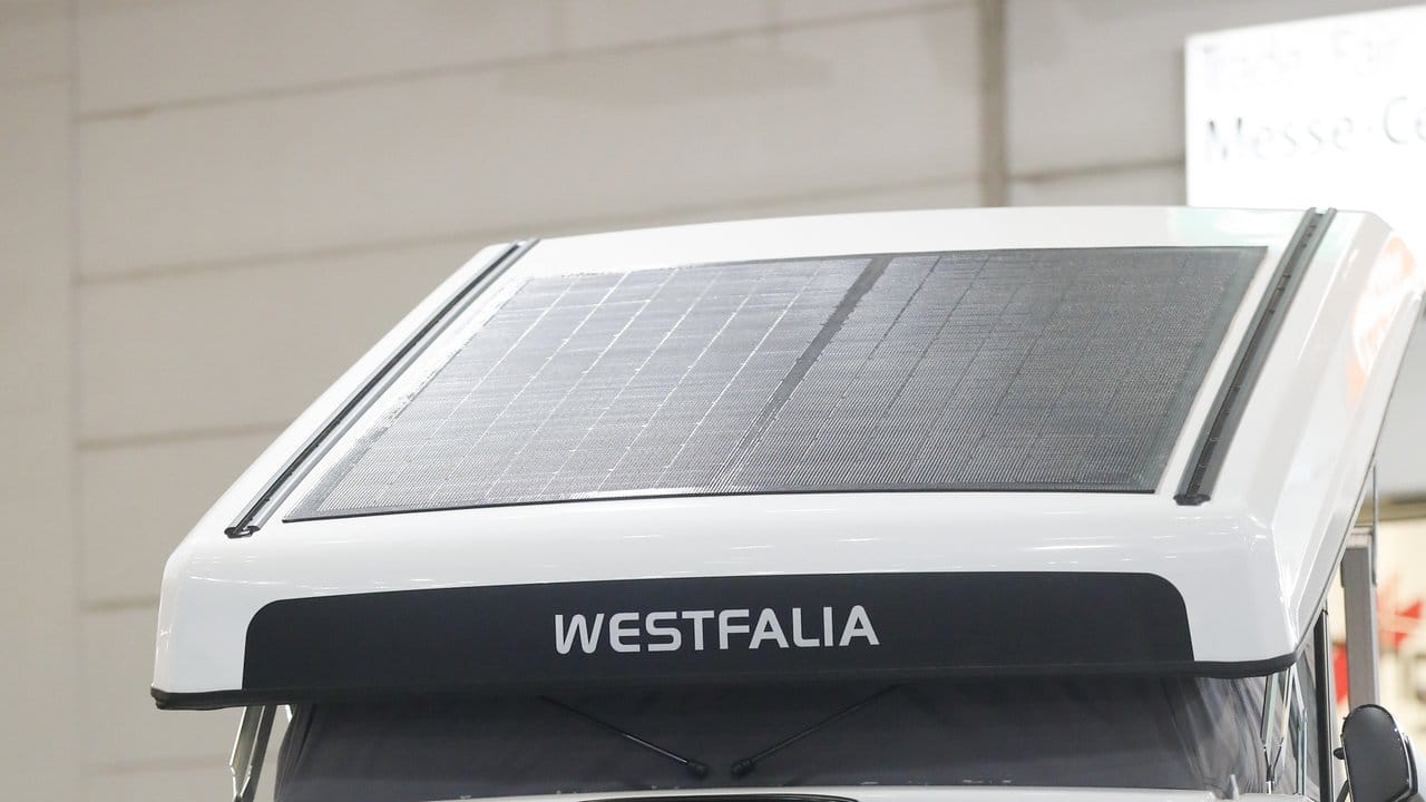 Westfalia hat mit dem Fraunhofer Institut ein Solarpanel entwickelt, das als Modul auf dem Dach installiert werden kann.