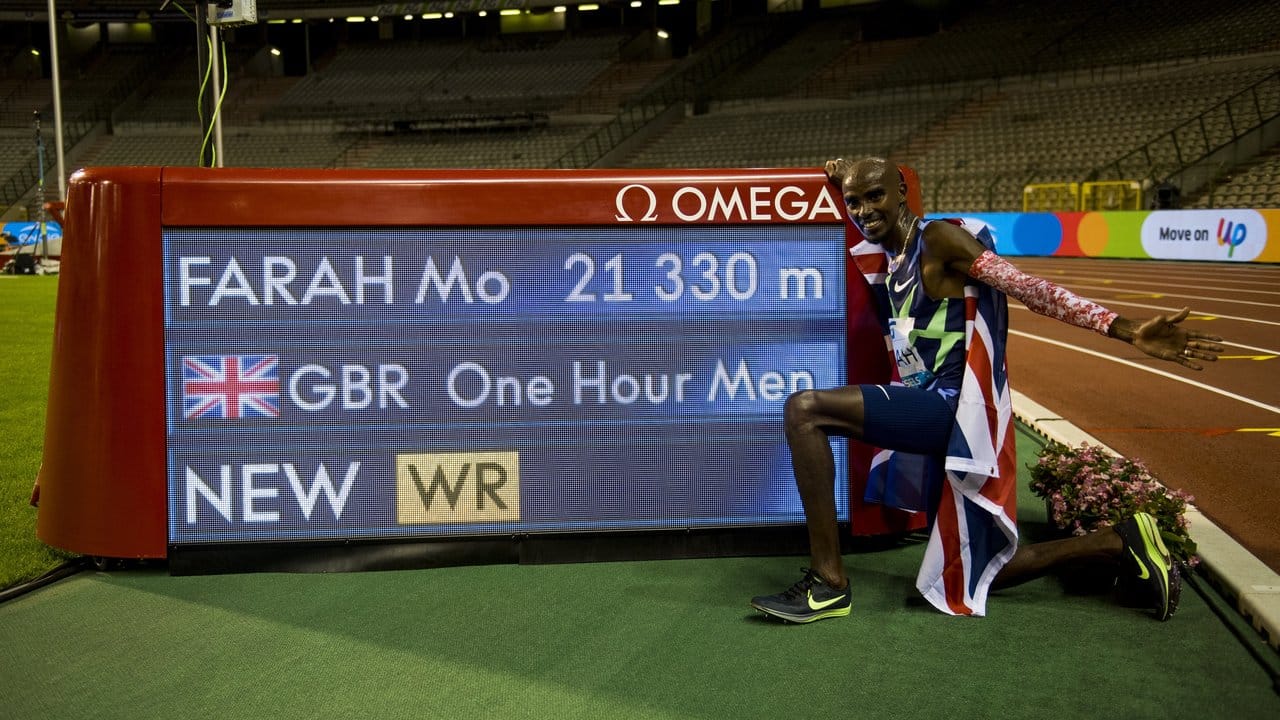 Mo Farah feiert seinen Stunden-Weltrekord in Brüssel.