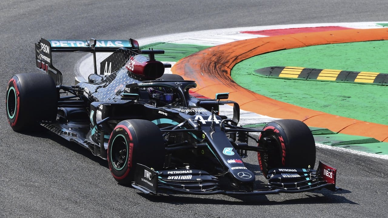 Mercedes-Pilot Hamilton hat sich die Pole Position für das Formel-1-Heimspiel von Ferrari im italienischen Monza geholt.