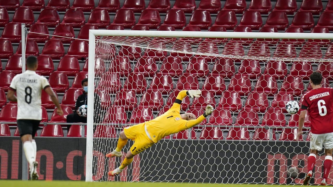 Dänemarks Torhüter Kasper Schmeichel kann das Tor von Belgiens Mertens zum 0:2 nicht vermeiden.