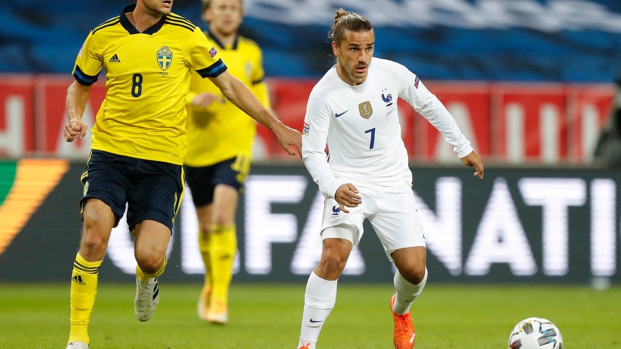 Frankreichs Antoine Griezmann schirmt den Ball vor Schwedens Albin Ekdal ab.