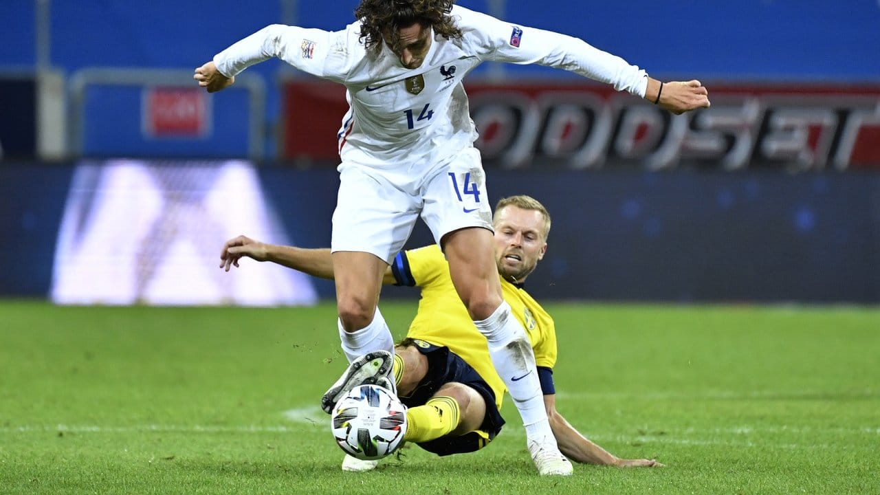 Schwedens Sebastian Larsson versucht alles um Frankreichs Adrien Rabiot (oben) vom Ball zu trennen.