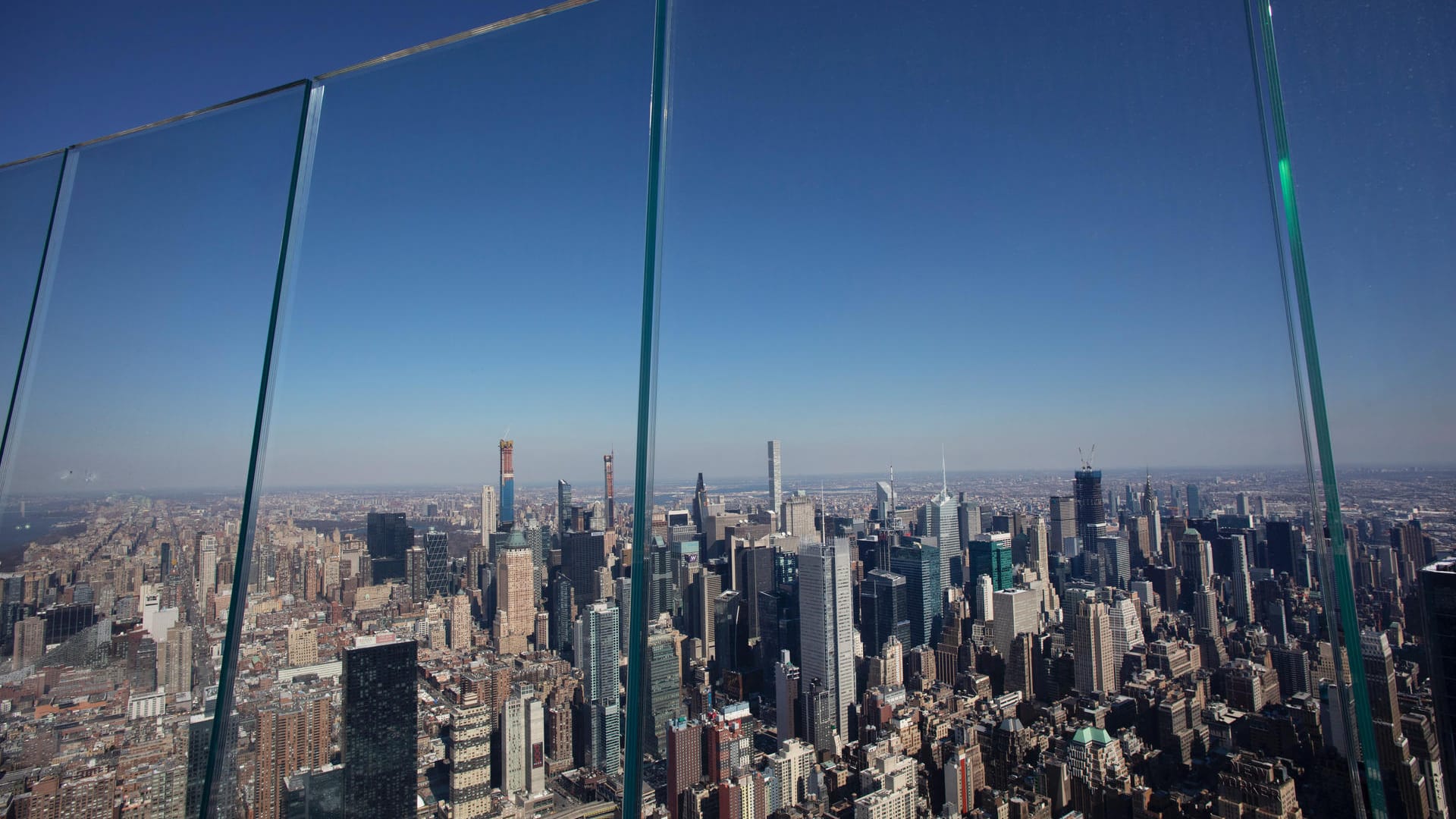 Dicke Glasscheiben begrenzen die Outdoor-Aussichtsplatform "The Edge" im Stadtviertel "Hudson Yards": Von oben betrachtet, erkennt man die Wunden nicht, die die Corona-Pandemie in New York verursacht hat.