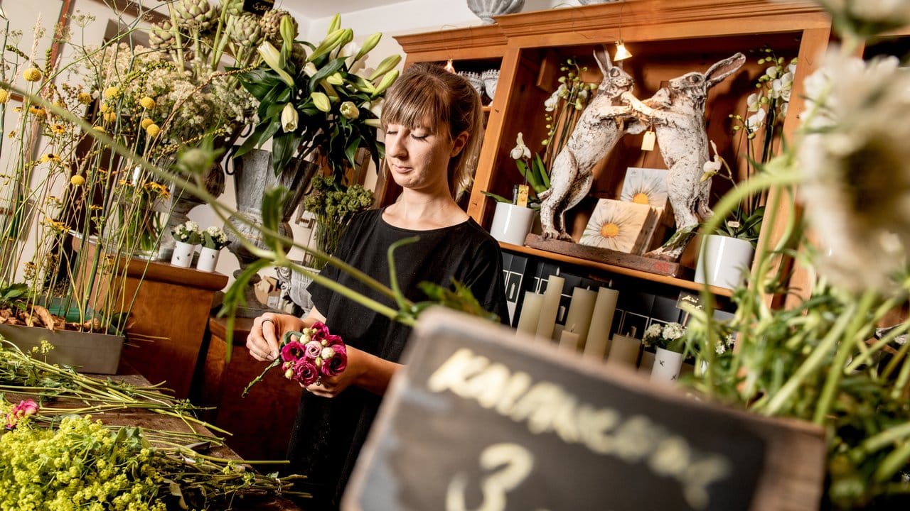 Hier soll jede Blüte zur Geltung kommen: Lisa Eva Zienc macht in Berlin eine Ausbildung zur Floristin.