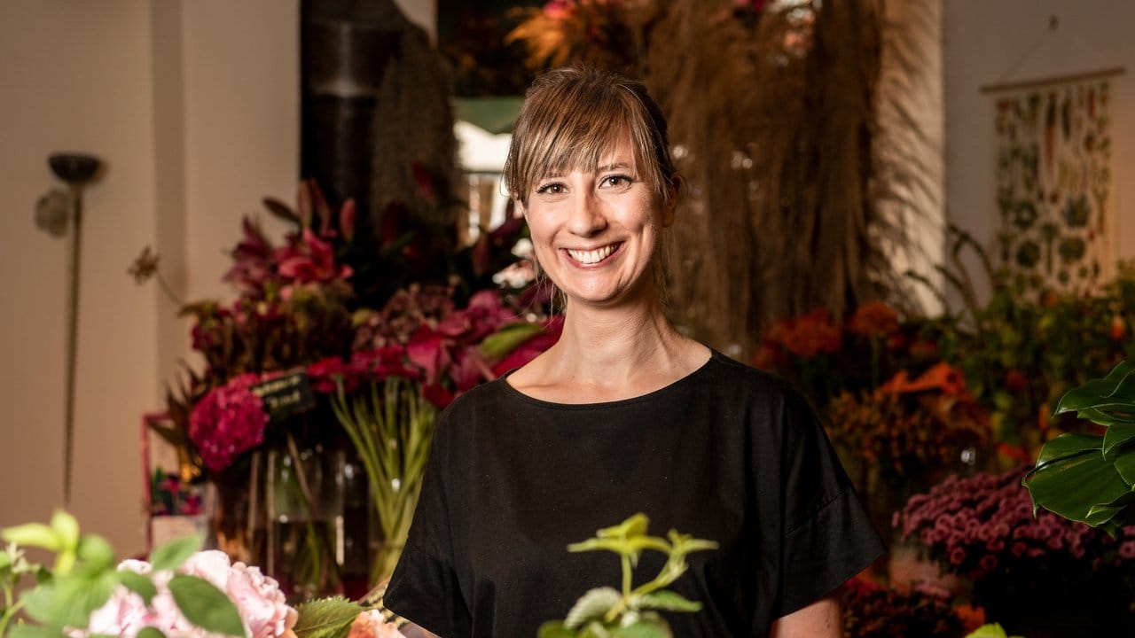 Sie hat sich von den Arbeitsbedingungen nicht abschrecken lassen: Lisa Eva Zienc genießt ihren Ausbildungsalltag als angehende Floristin.