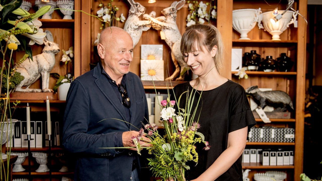 Floristinnen und Floristen müssen wissen, was für bestimmte Anlässe machbar ist - und was nicht: Das lernt die Auszubildende Lisa Eva Zienc in ihrem Ausbildungsbetrieb "Blumen- und Gartenkunst" in Berlin.