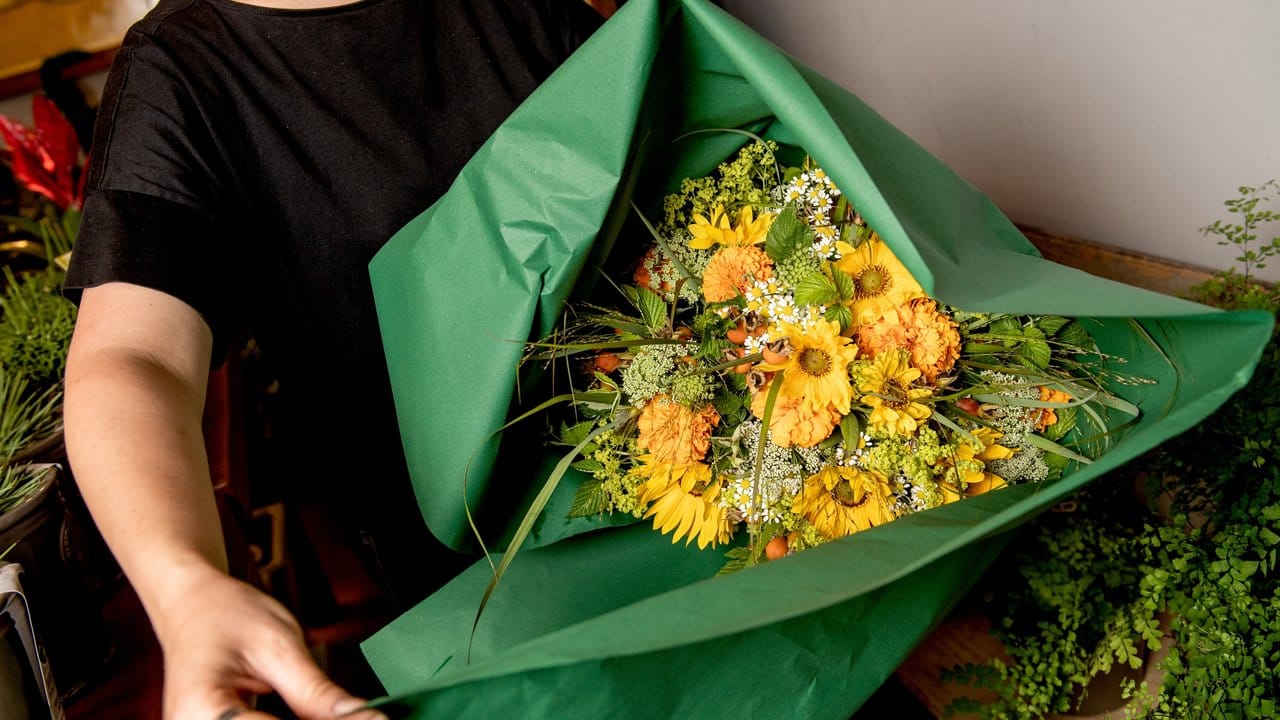 Ein Blumenstrauß muss immer zum Anlass passen: Einfühlungsvermögen gegenüber den Kunden ist daher bei der Arbeit als Floristin gefragt.