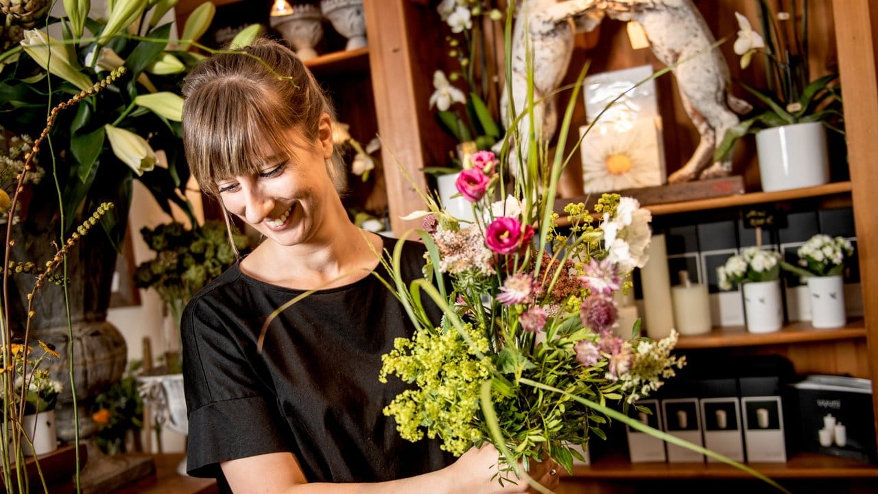 An Muttertag oder Weihnachten wird es im Blumenladen besonders stressig: Als angehende Floristin weiß Lisa Eva Zienc, was sie dann erwartet.