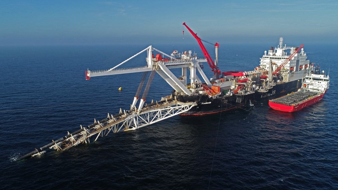 Das Verlegeschiff "Audacia" des Offshore-Dienstleisters Allseas verlegt in der Ostsee vor der Insel Rügen Rohre für die Gas-Pipeline Nord Stream 2.