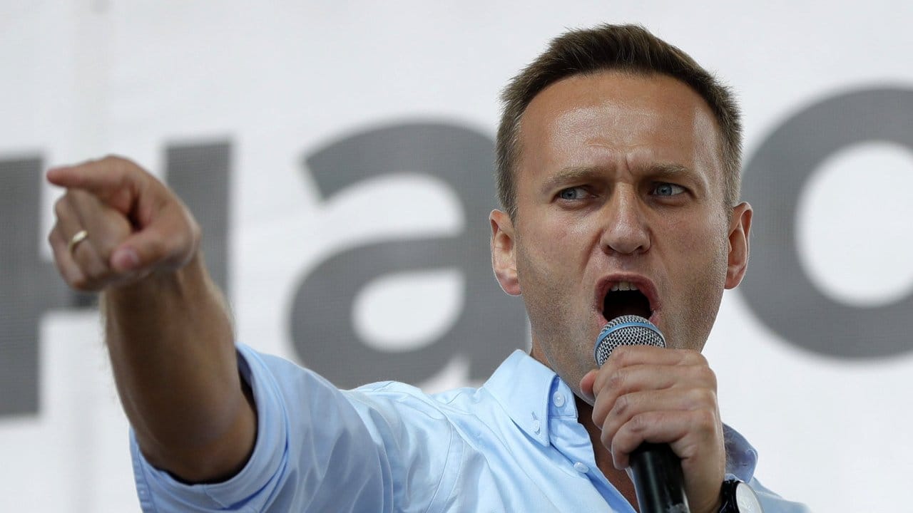 Kremlkritiker Nawalny spricht bei einem Protest in Moskau im Juli 2019.