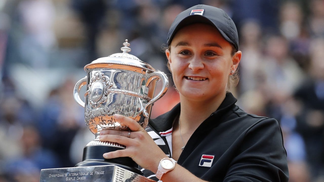 Ashleigh Barty aus Australien hält 2019 die Trophäe nach ihrem Sieg bei den French-Open.