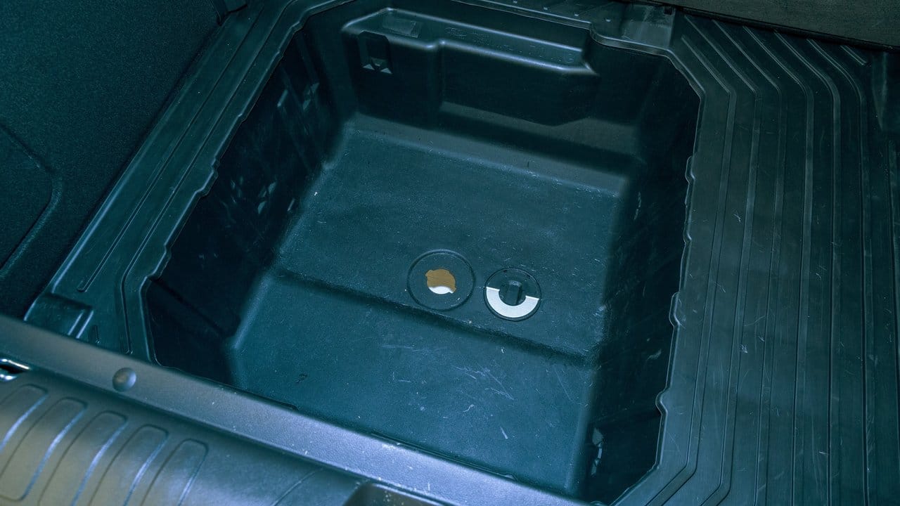 Badewanne im Untergrund: Dieser Stauraum im Kofferraum des Ford Puma kann ausgespült und dann über eine Öffnung entleert werden.