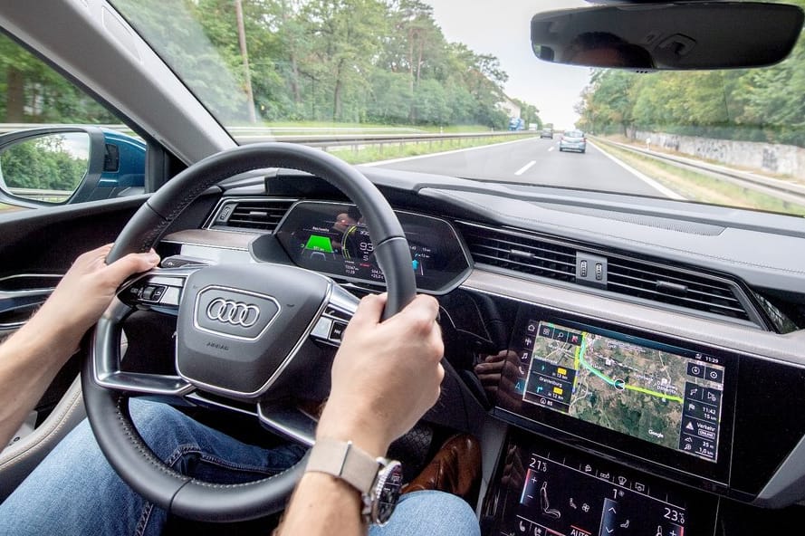 Wer das eigene Auto oft und über lange Strecken für dienstliche Fahrten oder den Weg zum Arbeitsplatz nutzt, kann das von der Steuer absetzen. Wer das eigene Auto oft und über lange Strecken für dienstliche Fahrten oder den Weg zum Arbeitsplatz nutzt, kann das von der Steuer absetzen.