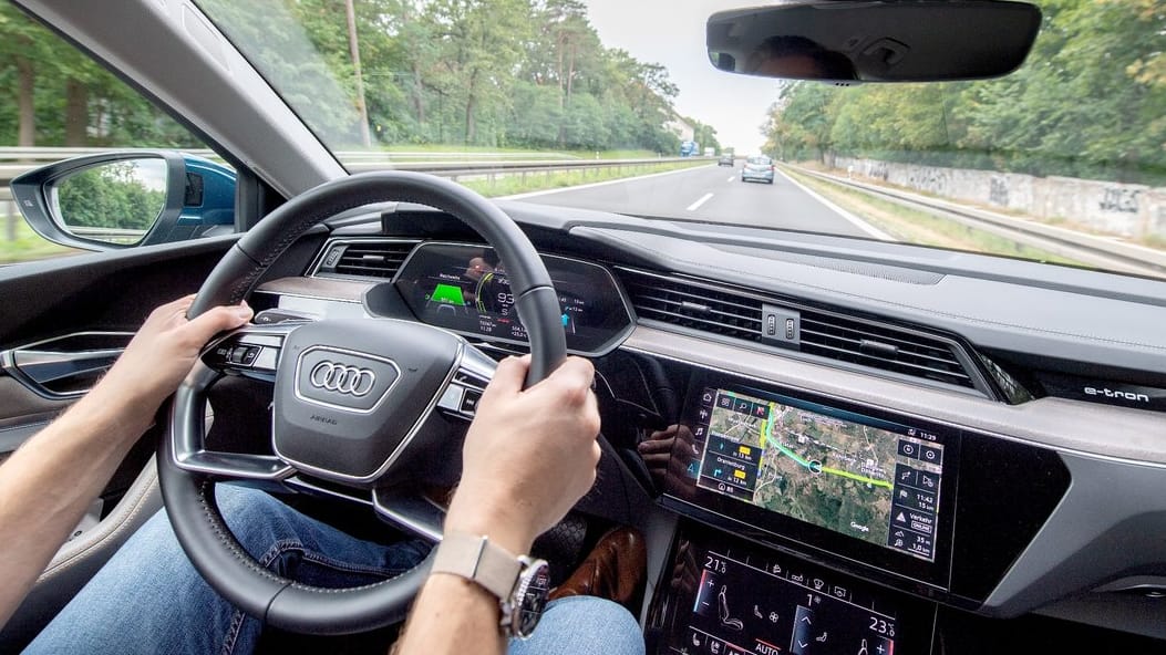 Wer das eigene Auto oft und über lange Strecken für dienstliche Fahrten oder den Weg zum Arbeitsplatz nutzt, kann das von der Steuer absetzen. Wer das eigene Auto oft und über lange Strecken für dienstliche Fahrten oder den Weg zum Arbeitsplatz nutzt, kann das von der Steuer absetzen.