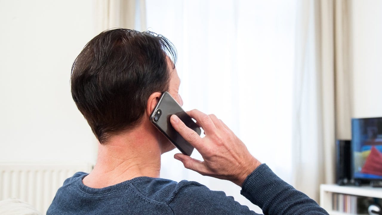 Am Ohr ist es okay: Telefonieren mit dem Smartphone kann für die Schrittmacher-Funktion laut Experten nur dann zum Problem werden, wenn das Telefon direkt über dem Implantat liegt - und auch das nur selten.
