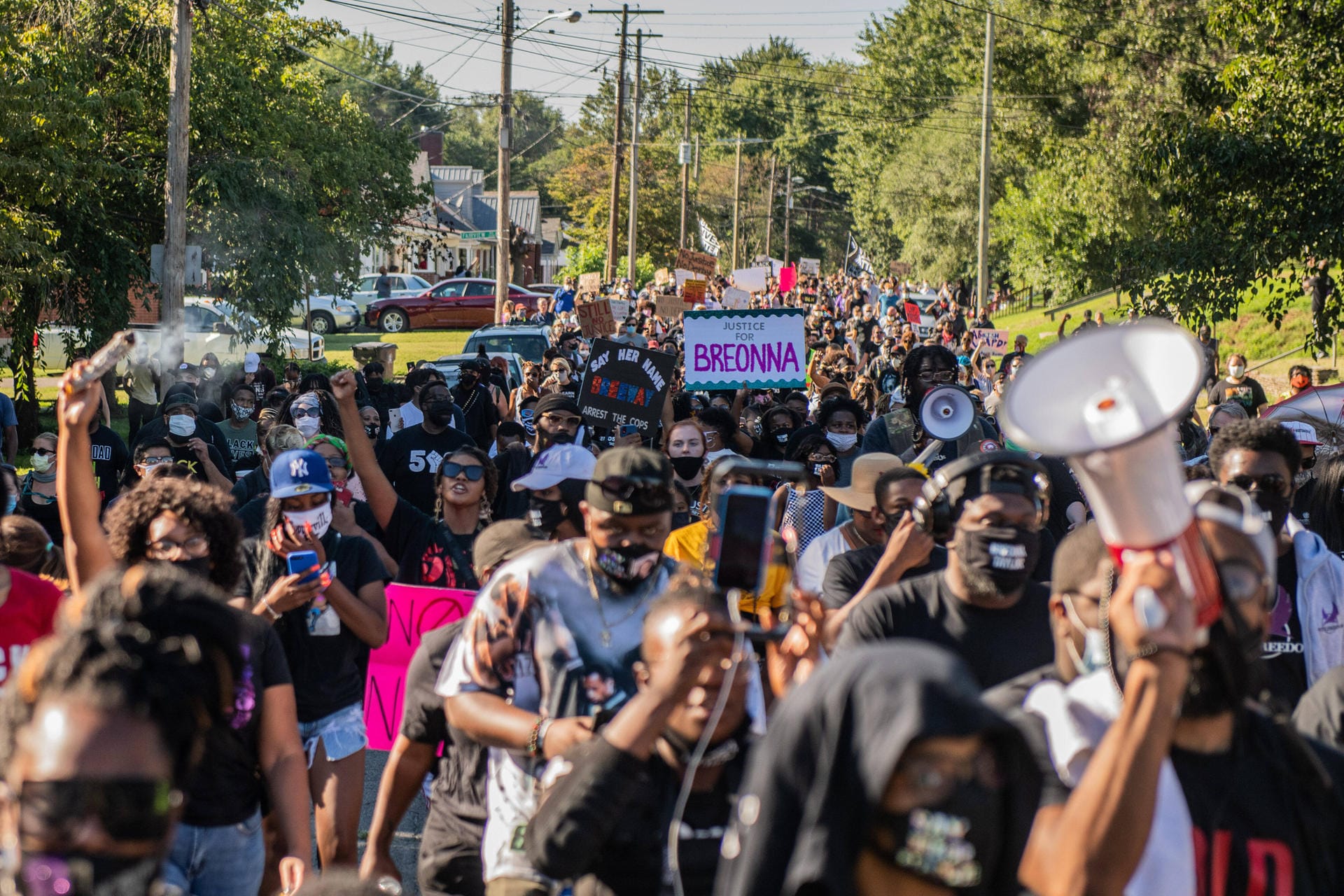 Neben Corona hat die USA auch mit Rassismus zu kämpfen: Eric Garner, George Floyd, Michael Brown, Daniel Prude, Breonna Taylor – die Liste an Schwarzen Menschen, die durch die US-Polizei ermordet wurden, ist lang. Dagegen gehen Menschen in anhaltenden Black-Lives-Matter-Demonstrationen auf die Straße.