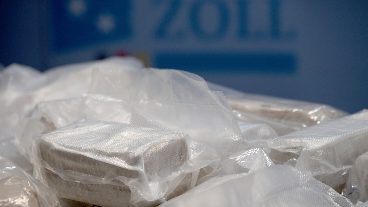 Pakete mit Rauschgift liegen während einer Pressekonferenz des Hauptzollamtes Frankfurt (Oder) auf einem Tisch.