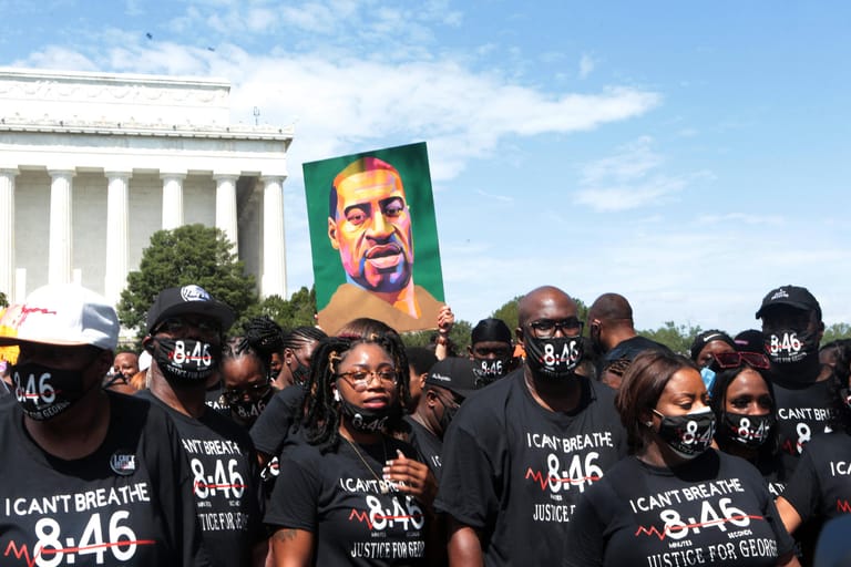 Mit der Ermordung George Floyds, der im Mai 2020 bei einer gewaltsamen Festnahme durch die Polizei getötet wurde, kocht die Wut wieder hoch. Tausende gehen erneut zu "Black-Lives-Matter"-Demonstrationen und damit gegen Rassismus und Polizeigewalt auf die Straße. Bei den Demonstrationen kommt es auch zu Krawallen und Plünderungen.
