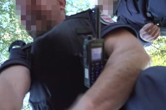 Schockierende Szene: Nach diesem heftigen Übergriff auf einen Reporter und Ermittlungen gegen den Polizisten gab es jetzt eine überraschende Wendung. Schockierende Szene: Nach diesem heftigen Übergriff auf einen Reporter und Ermittlungen gegen den Polizisten gab es jetzt eine überraschende Wendung.