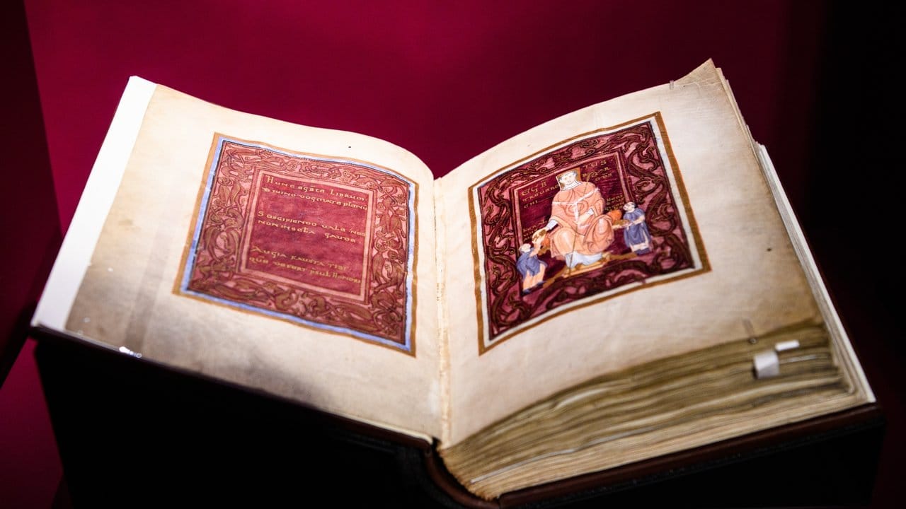 Der "Codex Egberti", eine prachtvolle Handschrift (um 985), in der Ausstellung im Landesmuseum Mainz.