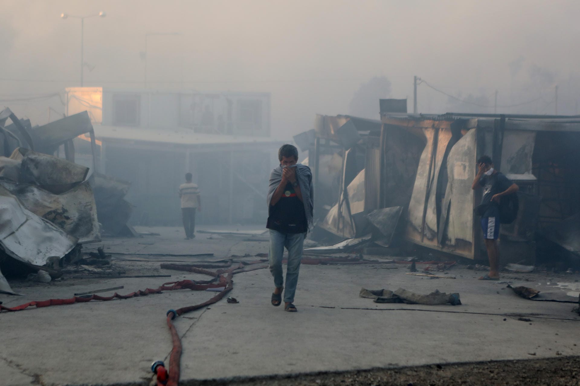 Die Flammen erfassten auch Teile der Wohnbereiche des Lagers. 13.000 Menschen leben dort. Viele von ihnen stehen nun vor dem Nichts.
