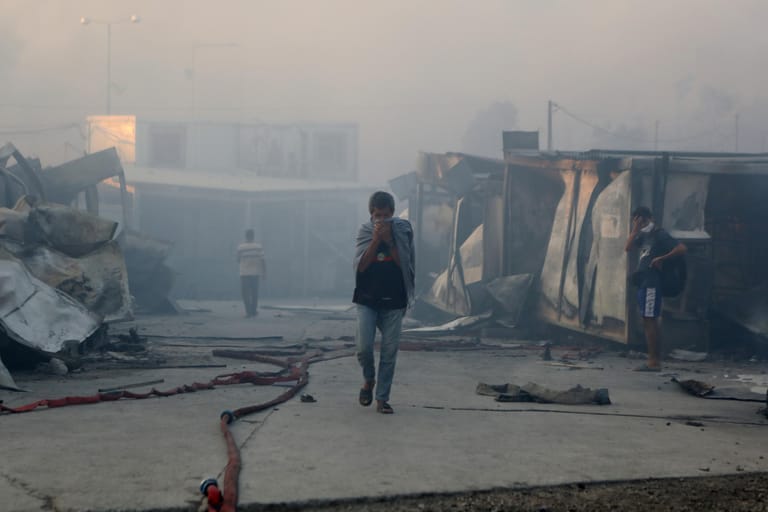 Die Flammen erfassten auch Teile der Wohnbereiche des Lagers. 13.000 Menschen leben dort. Viele von ihnen stehen nun vor dem Nichts.