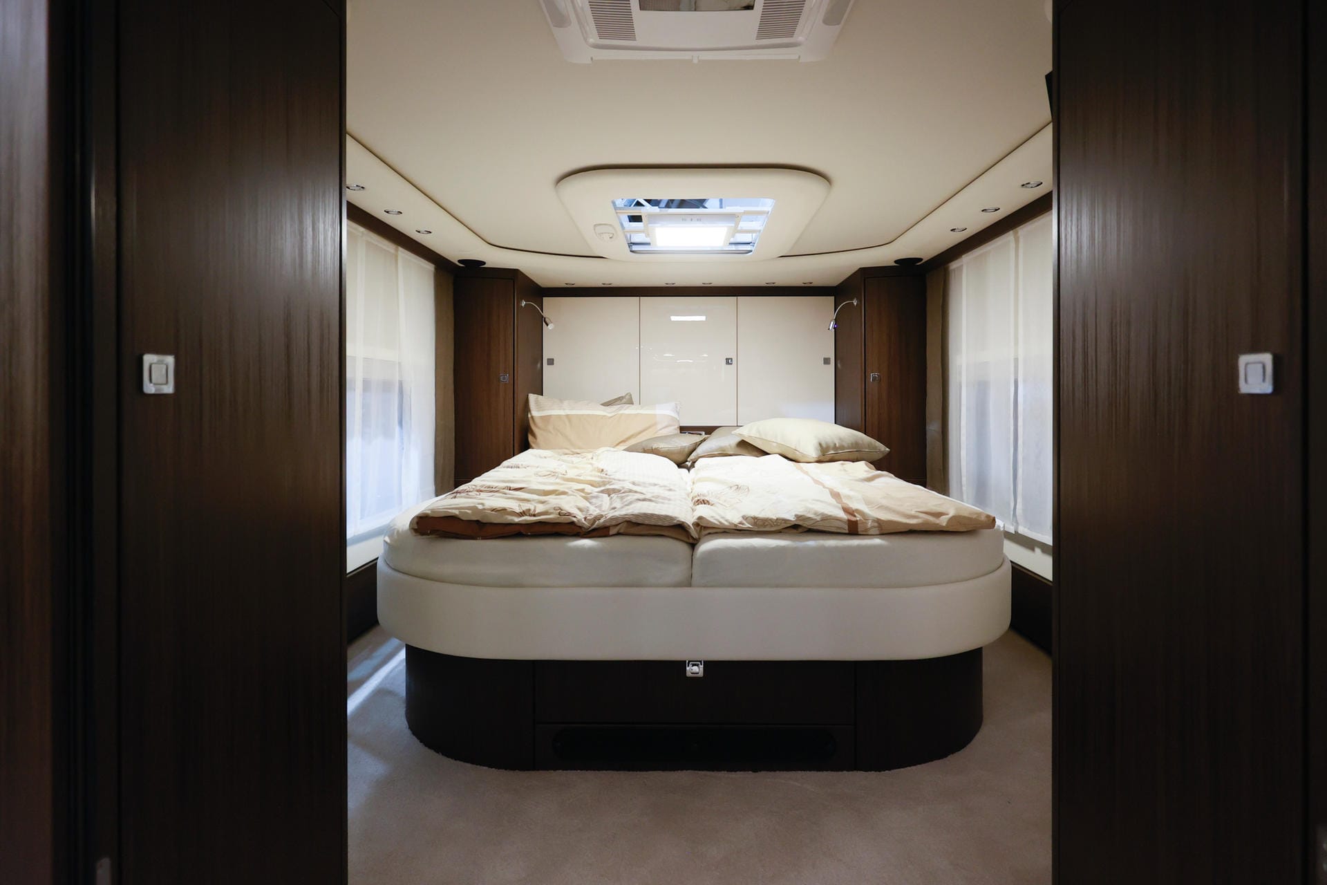 Das breite Doppelbett bietet beste Voraussetzungen für geruhsamen Schlaf.