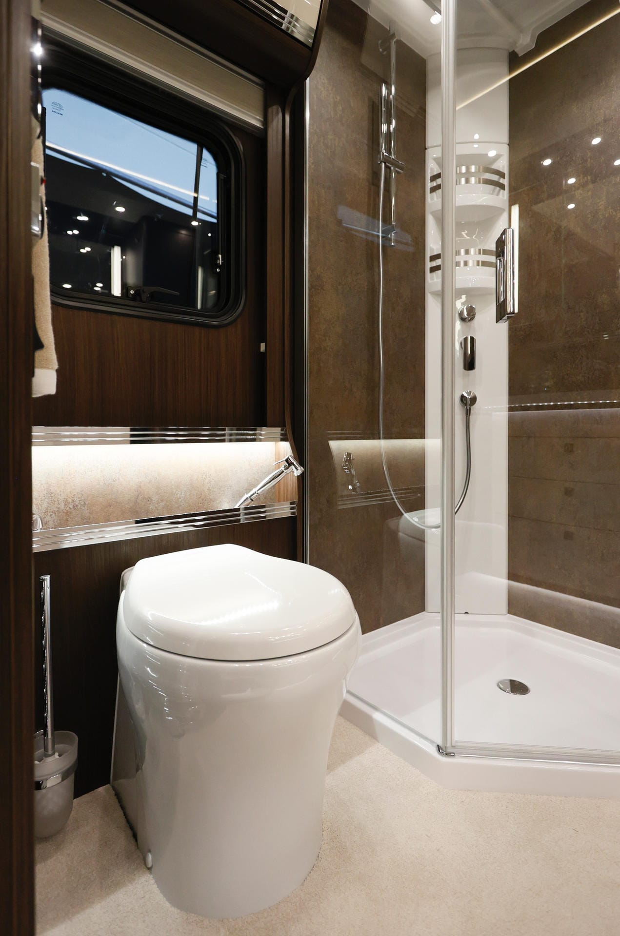 Im Sanitärbereich des Raumbades gibt es eine geräumige Rainshower-Dusche und eine Keramik-Toilette.