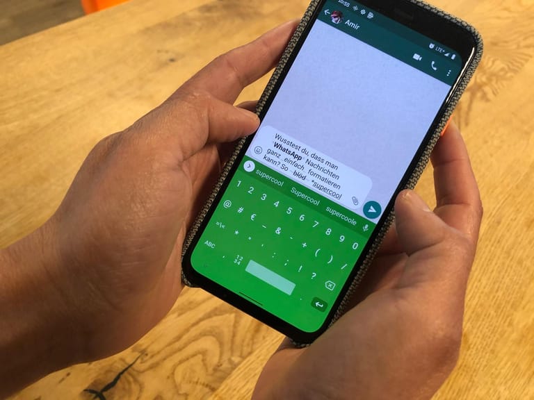 WhatsApp-Nachrichten lassen sich nicht nur mit Emojis aufpeppen. Man kann auch die Schrift formatieren. Wir zeigen, wie es geht.