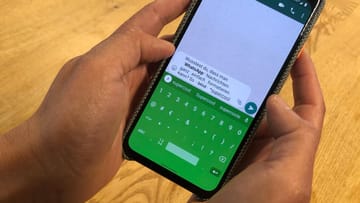 WhatsApp-Nachrichten lassen sich nicht nur mit Emojis aufpeppen. Man kann auch die Schrift formatieren. Wir zeigen, wie es geht.