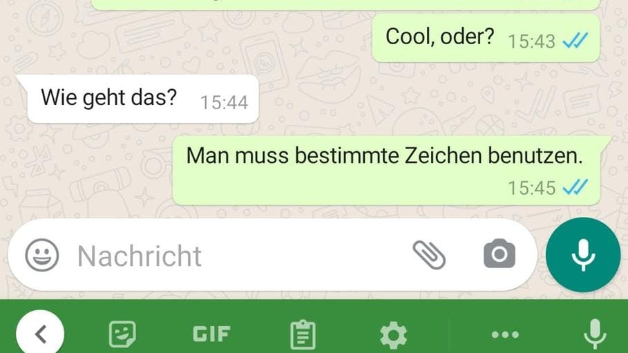 Man kann in fett, kursiv oder durchgestrichen schreiben. Dazu muss der Text ohne Leerzeichen von bestimmten Satzzeichen flankiert sein.