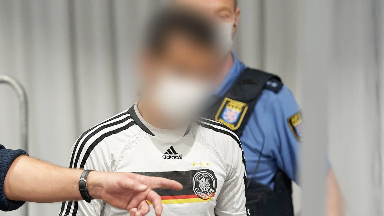 Der 33-jährige Angeklagte wird in den provisorisch in einem Festzelt eingerichteten Gerichtssaal in Limburg geführt.
