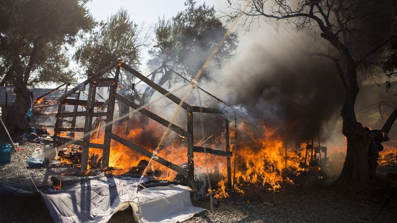 Im bereits ausgebrannten Flüchtlingslager Moria stehen Zelte in Flammen.