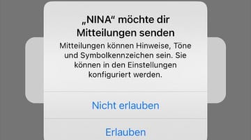 Sobald man die Nina-App das erste Mal startet, wird man gefragt, ob die App Mitteilungen senden darf. Das sollte man unbedingt erlauben – sonst kann die App nur warnen, wenn sie geöffnet ist.