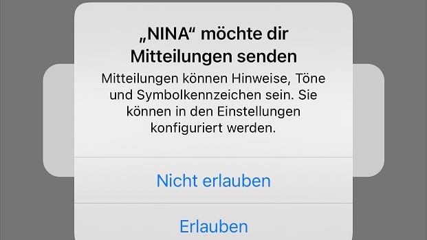 Sobald man die Nina-App das erste Mal startet, wird man gefragt, ob die App Mitteilungen senden darf. Das sollte man unbedingt erlauben – sonst kann die App nur warnen, wenn sie geöffnet ist.