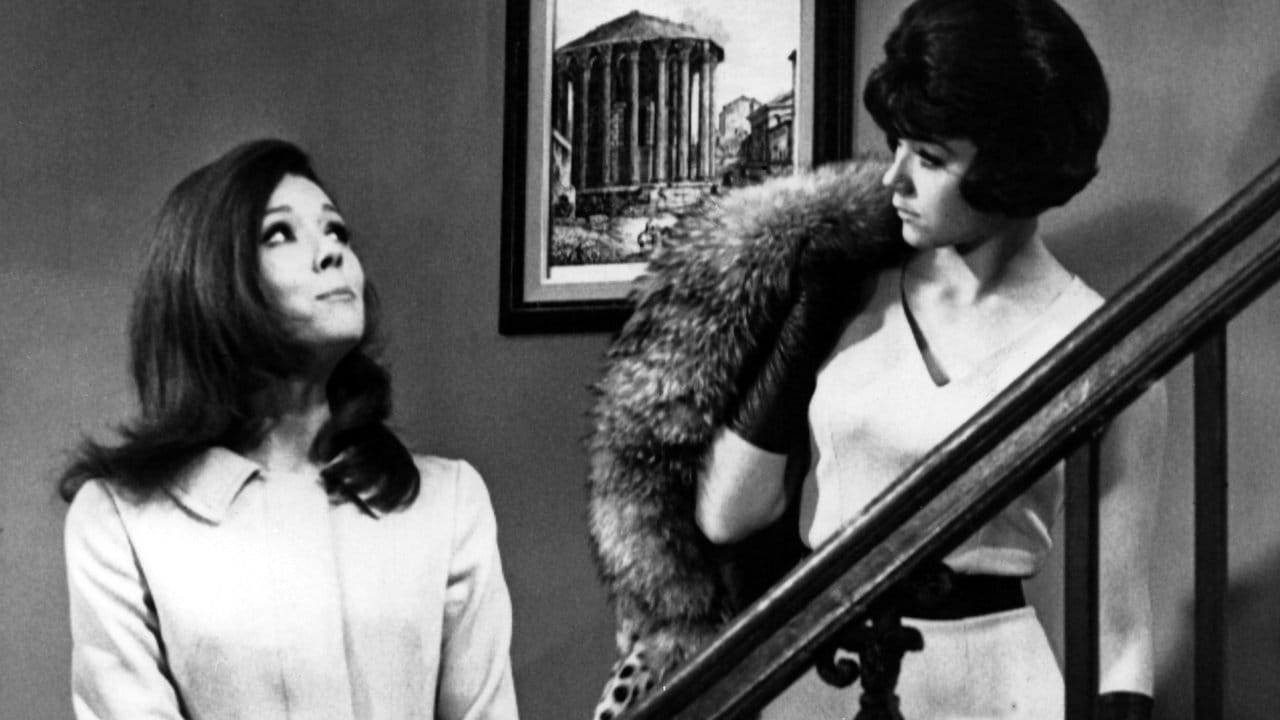 Diana Rigg (l) als als Agentin Emma Peel in der Fernsehserie "Mit Schirm, Charme und Melone" (1967). Diana Rigg (l) als als Agentin Emma Peel in der Fernsehserie "Mit Schirm, Charme und Melone" (1967).